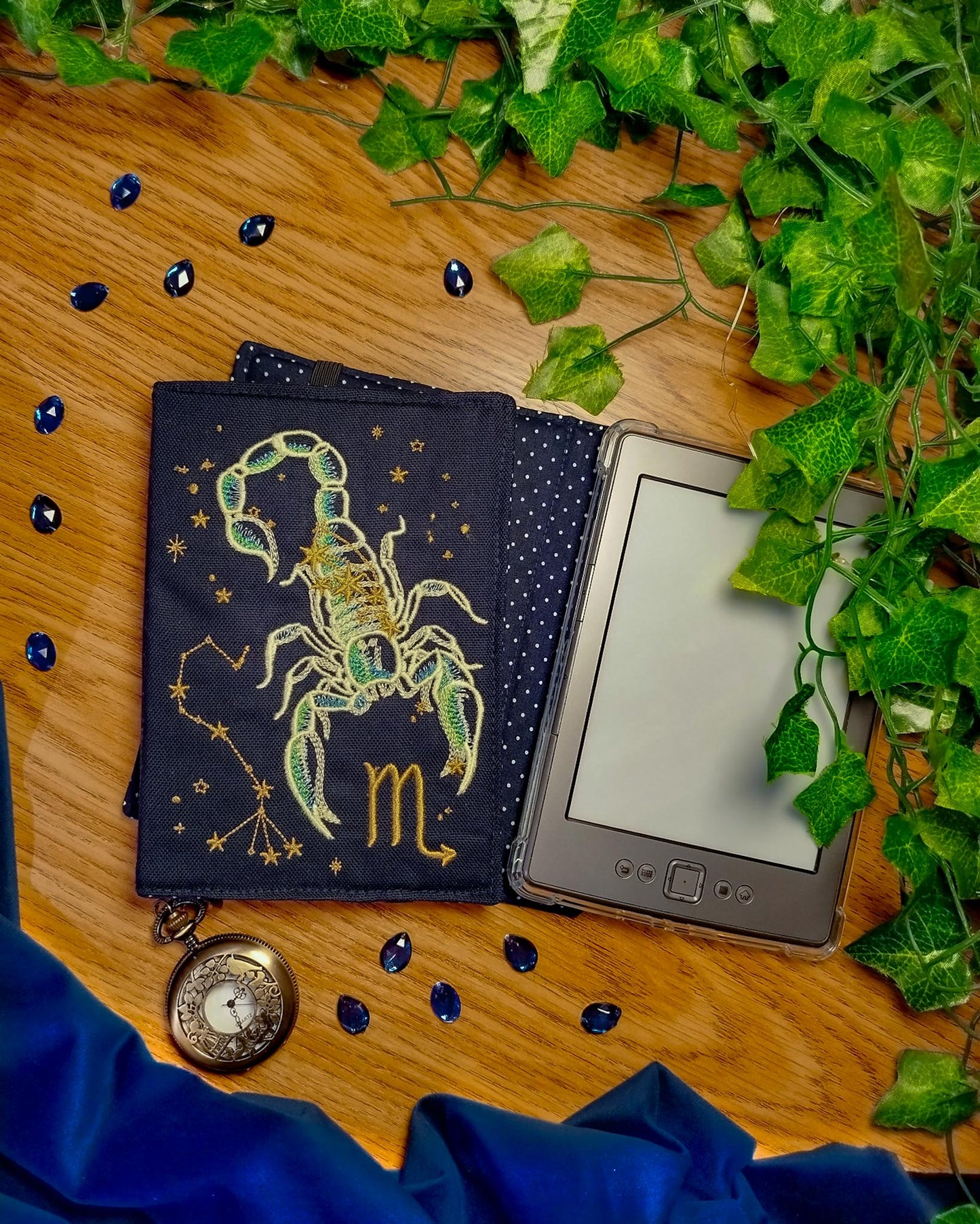 Cover rigida rimovibile ricamata per Kindle e Kobo "Segno zodiacale scorpione"