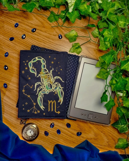 Cover rigida rimovibile ricamata per Kindle e Kobo "Segno zodiacale scorpione"
