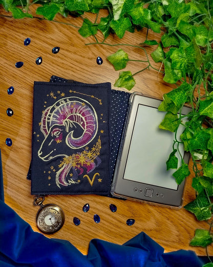 Cover rigida rimovibile ricamata per Kindle e Kobo "Segno zodiacale ariete"