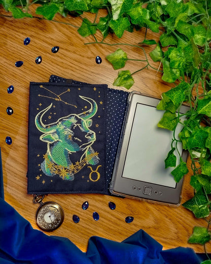 Cover rigida rimovibile ricamata per Kindle e Kobo "Segno zodiacale toro"