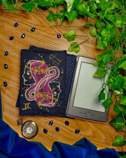 Cover rigida rimovibile ricamata per Kindle e Kobo "Segno zodiacale gemelli"
