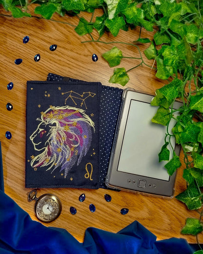 Cover rigida rimovibile ricamata per Kindle e Kobo "Segno zodiacale leone"