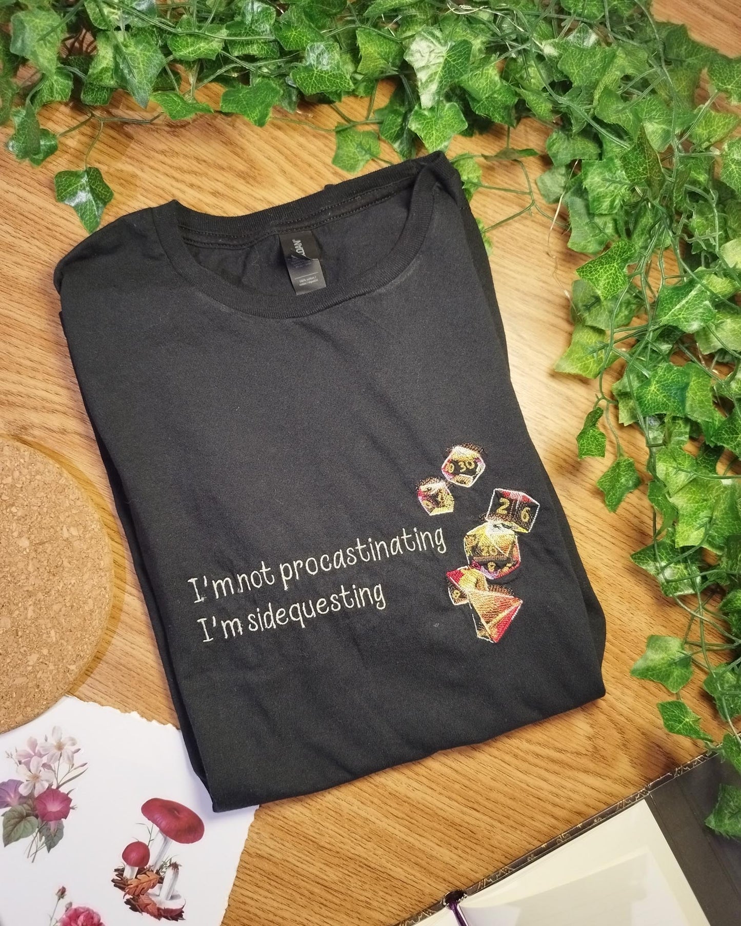 Maglietta in cotone ricamata "I'm not procastinating" con dadi