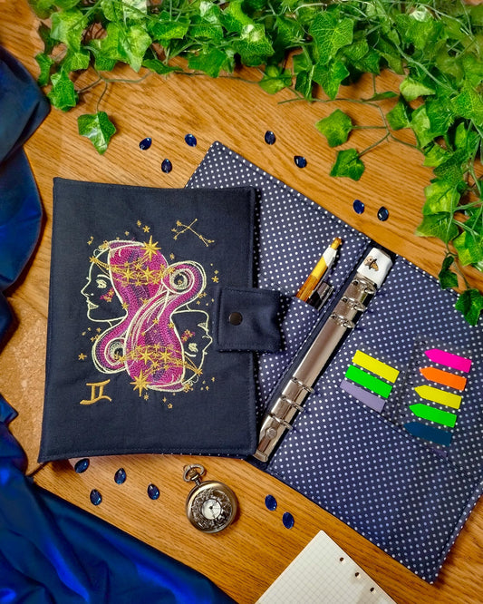 Raccoglitore ad anelli ricamato A5 e A6 "Segni zodiacali gemelli"