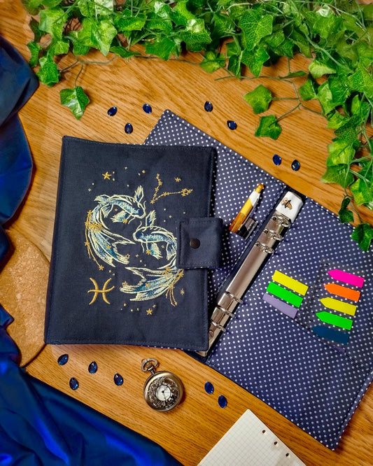 Raccoglitore ad anelli ricamato A5 e A6 "Segni zodiacali pesci"