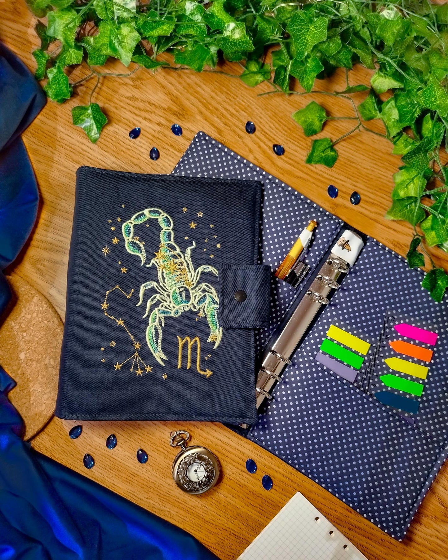 Raccoglitore ad anelli ricamato A5 e A6 "Segni zodiacali scorpione"