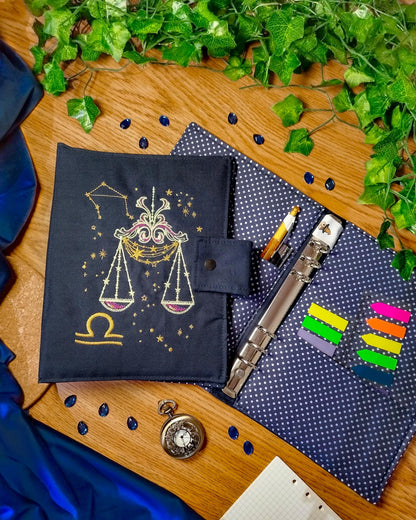 Raccoglitore ad anelli ricamato A5 e A6 "Segni zodiacali bilancia"