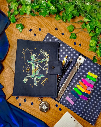 Raccoglitore ad anelli ricamato A5 e A6 "Segni zodiacali sagittario"