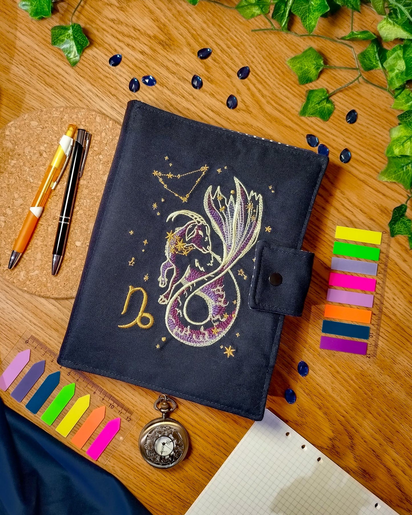 Raccoglitore ad anelli ricamato A5 e A6 "Segni zodiacali capricorno"