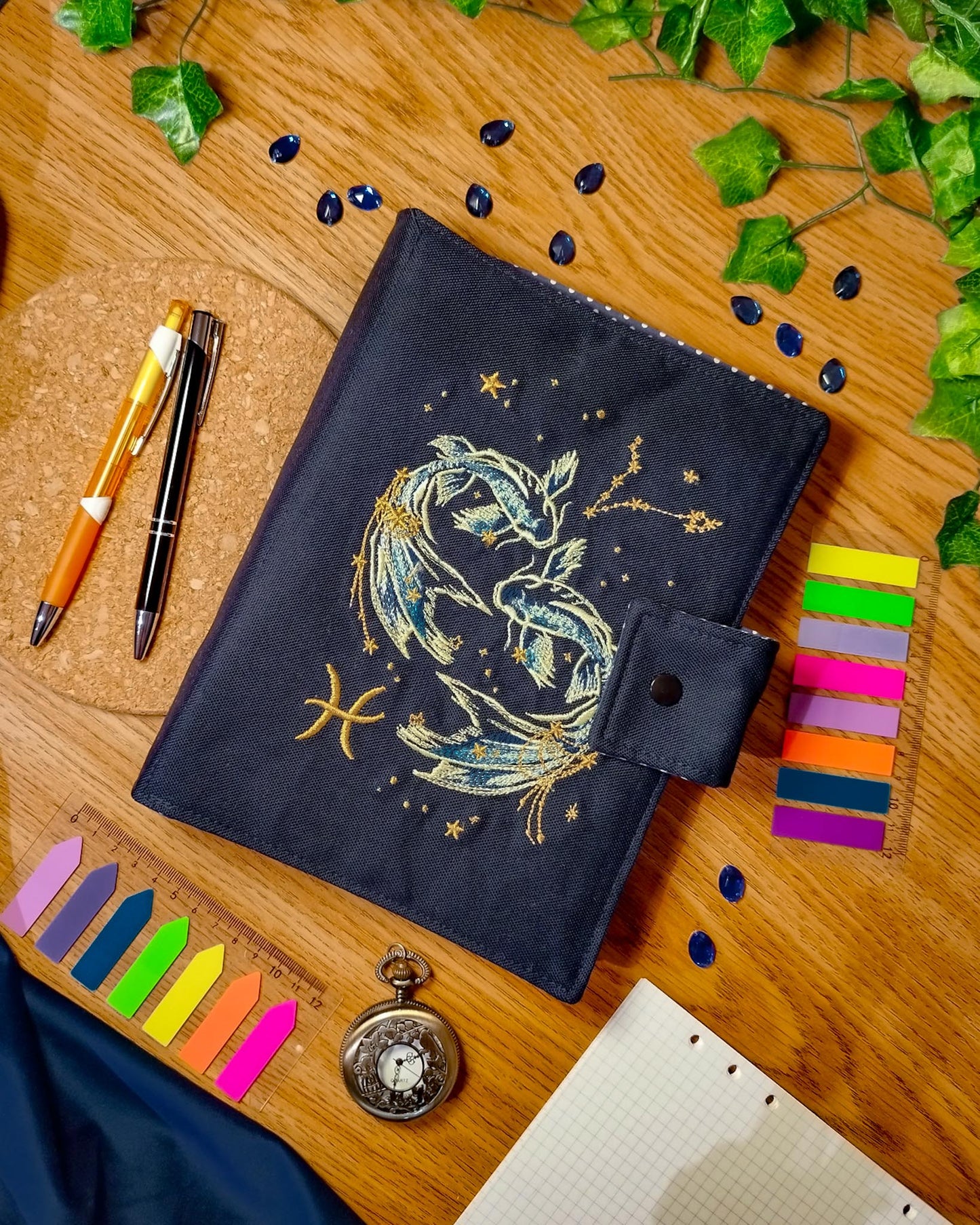Raccoglitore ad anelli ricamato A5 e A6 "Segni zodiacali pesci"