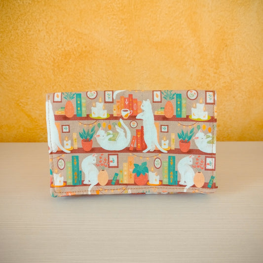 Porta tabacco Gatti in libreria beige