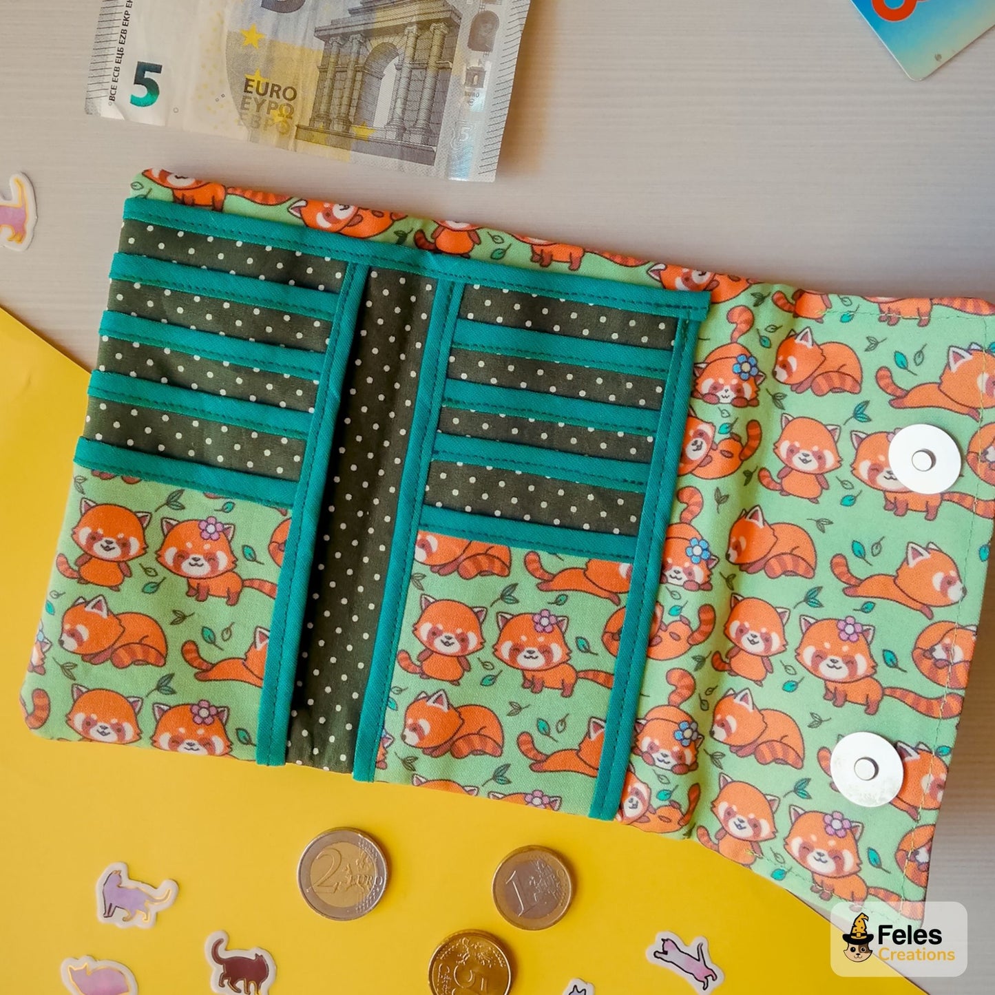 Portafoglio Panda rossi nei prati