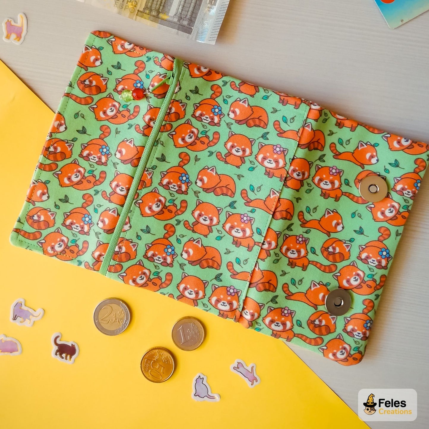 Portafoglio Panda rossi nei prati