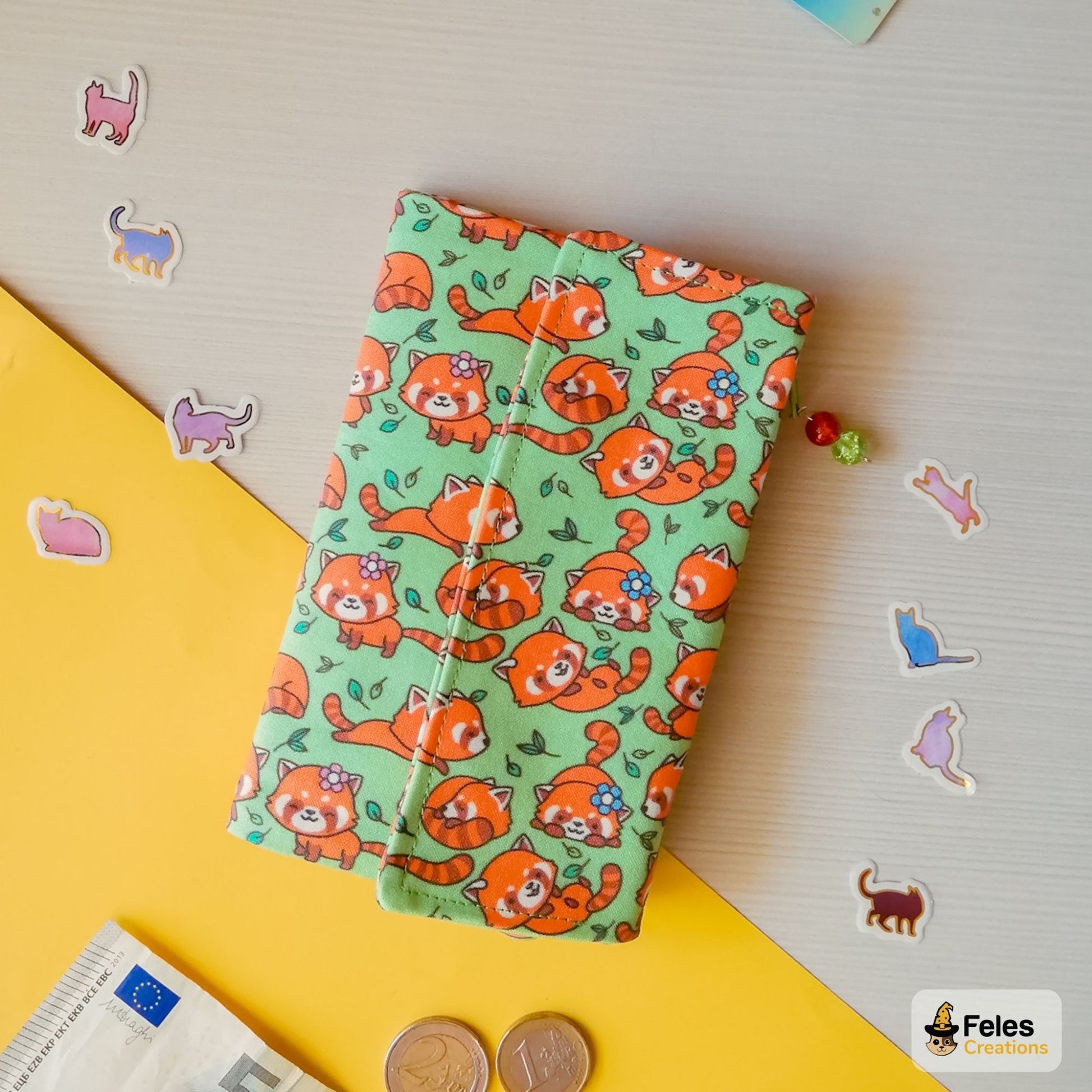 Portafoglio Panda rossi nei prati