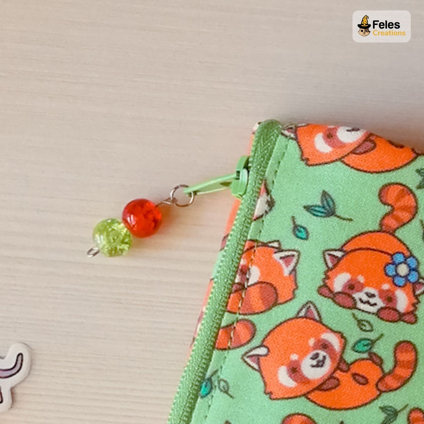 Portafoglio Panda rossi nei prati