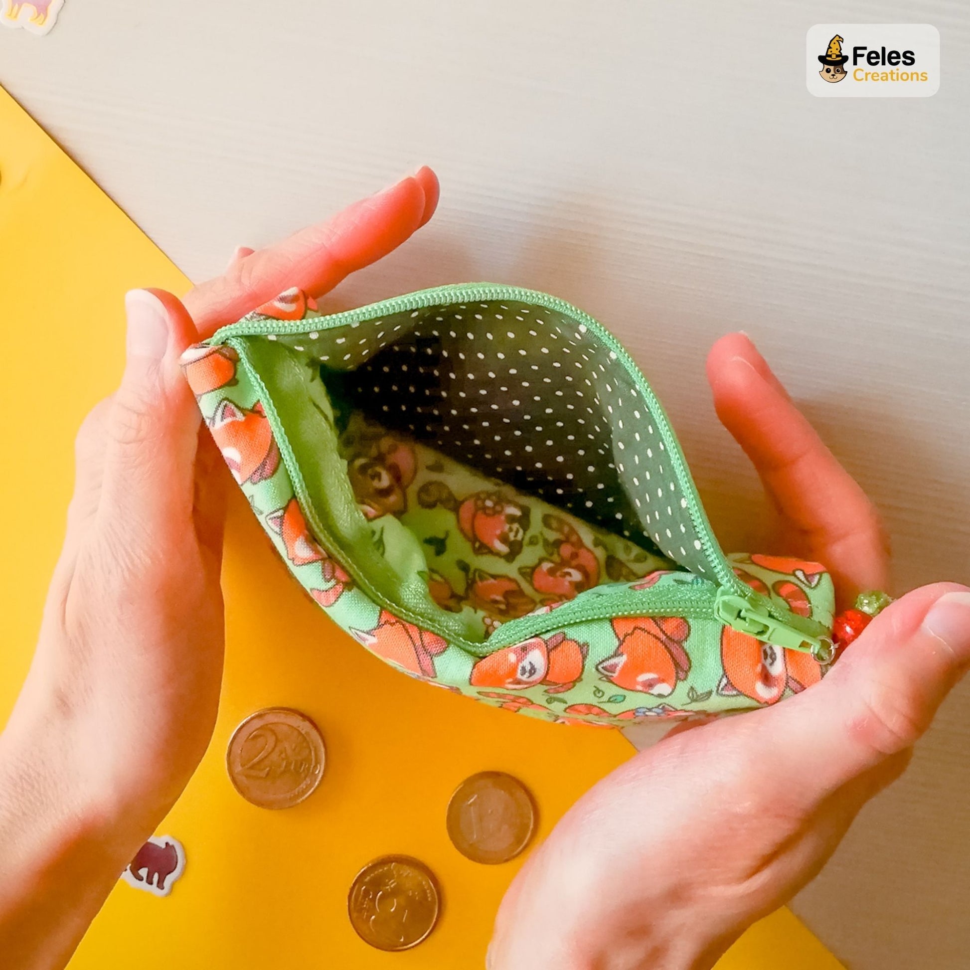 Portafoglio Panda rossi nei prati