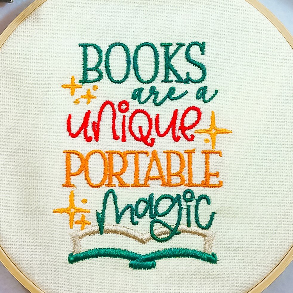 Decoro da parete a tema lettura "Books are a unique portable magic"