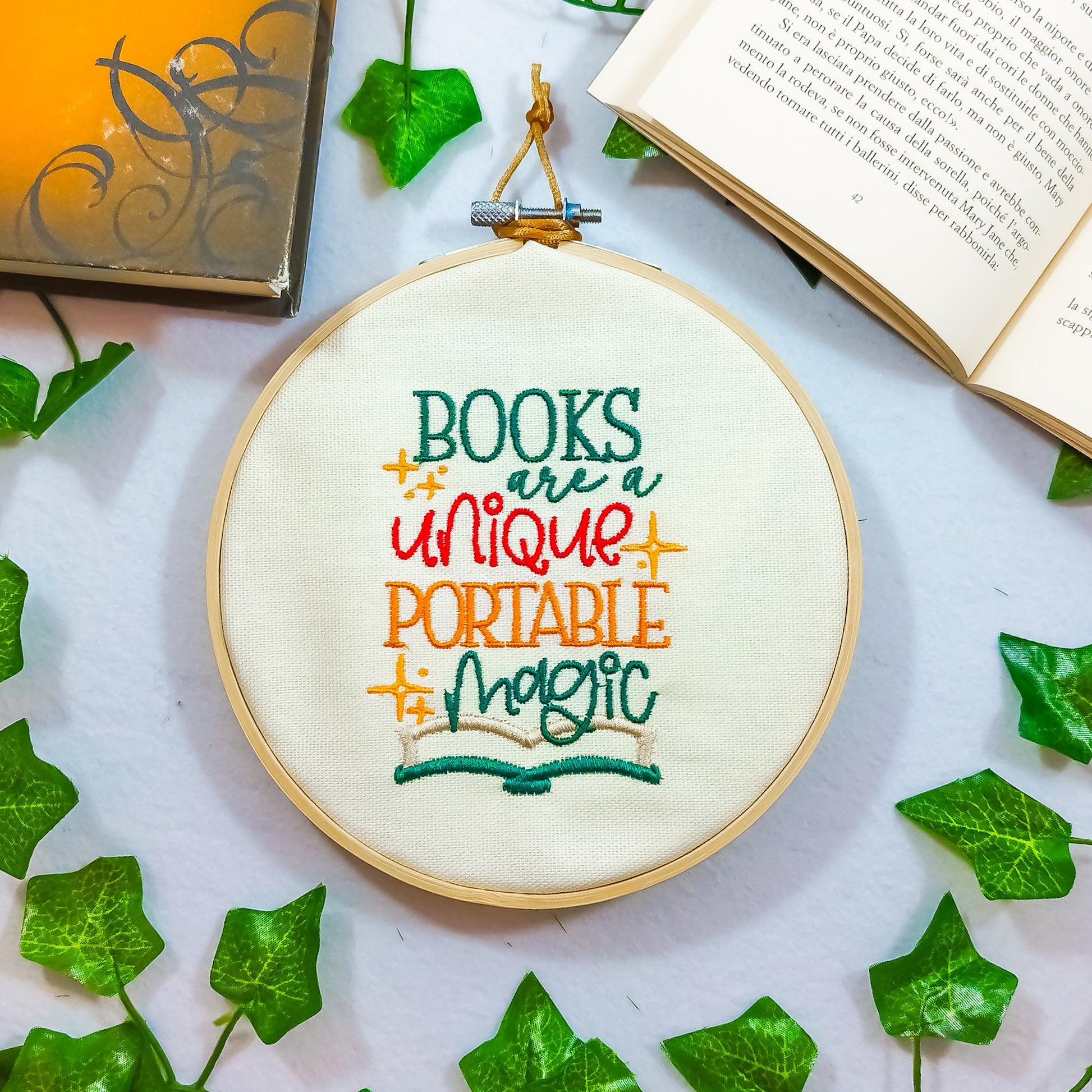 Decoro da parete a tema lettura "Books are a unique portable magic"