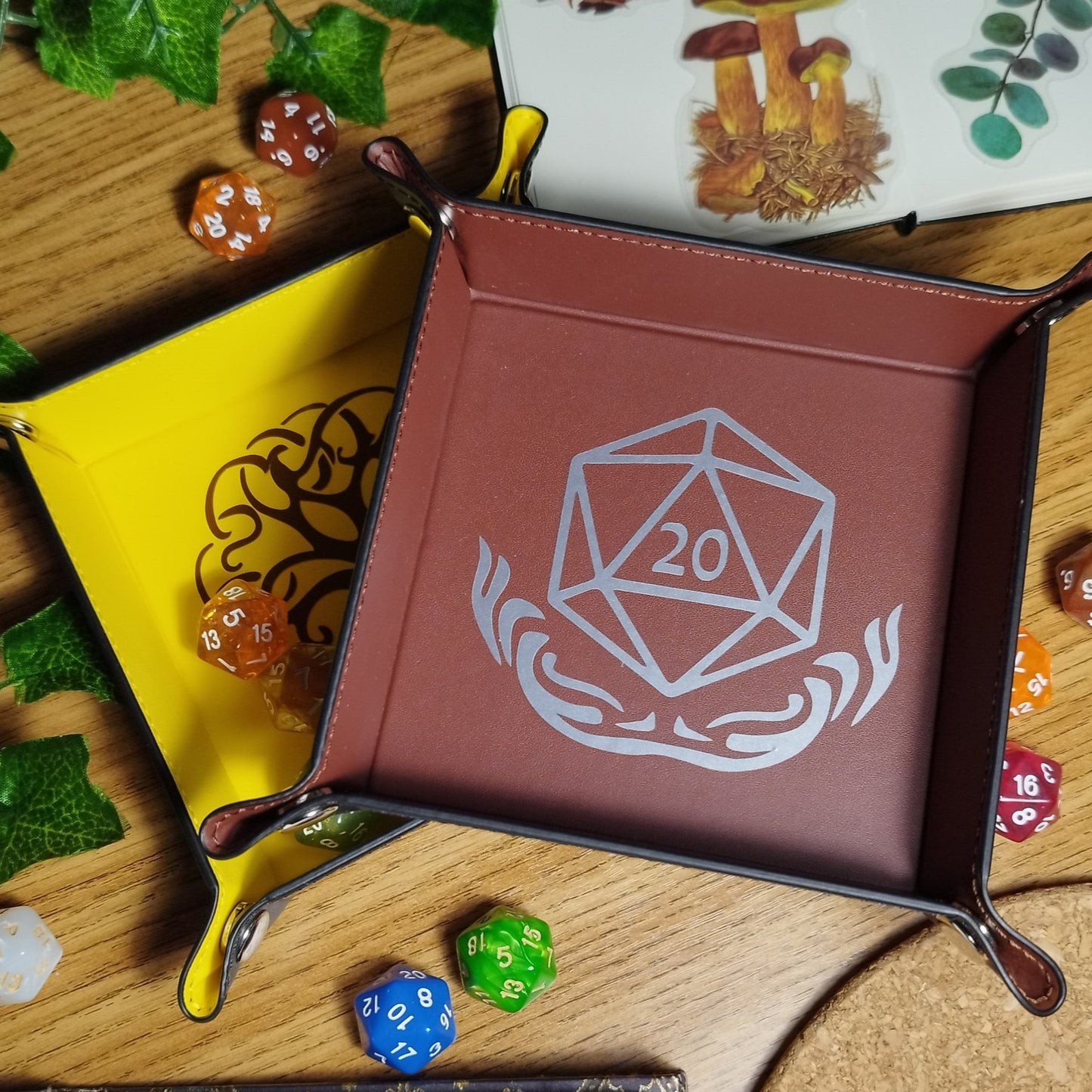 lancia_dadi_in_simil_pelle_decorato